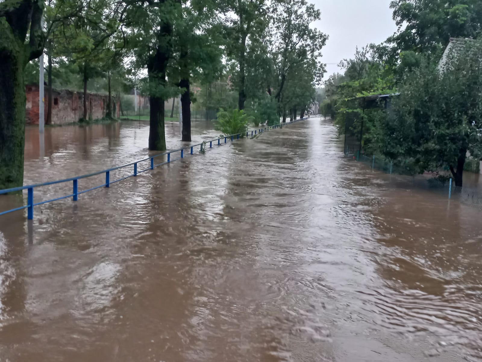 Ulica w Strzelcach zalana podczas powodzi
